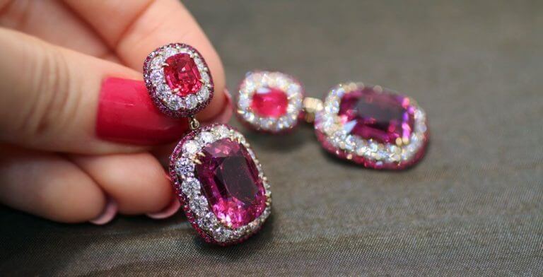 Cách phân biệt đá Spinel giả: Sử dụng bức xạ tia cực tím (UV)