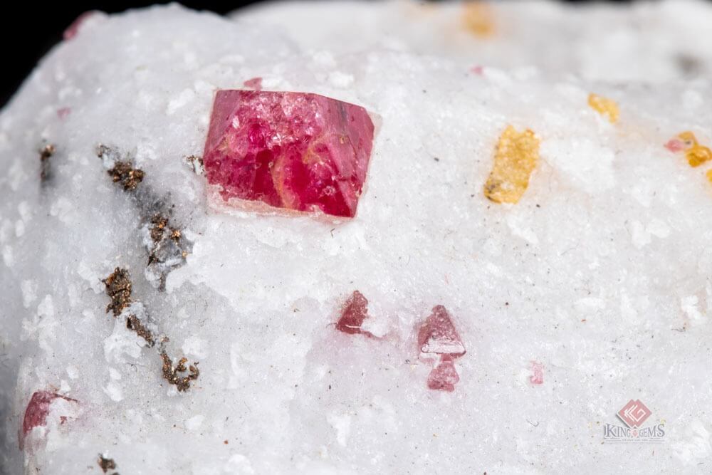 Đá Spinel tự nhiên