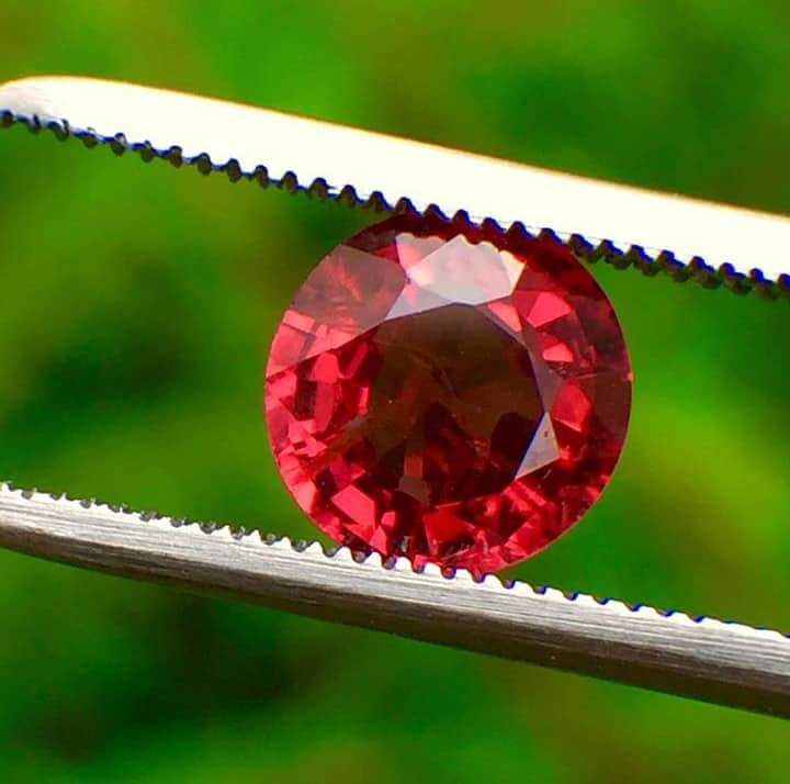 Đánh giá về trọng lượng Carat của đá Spinel