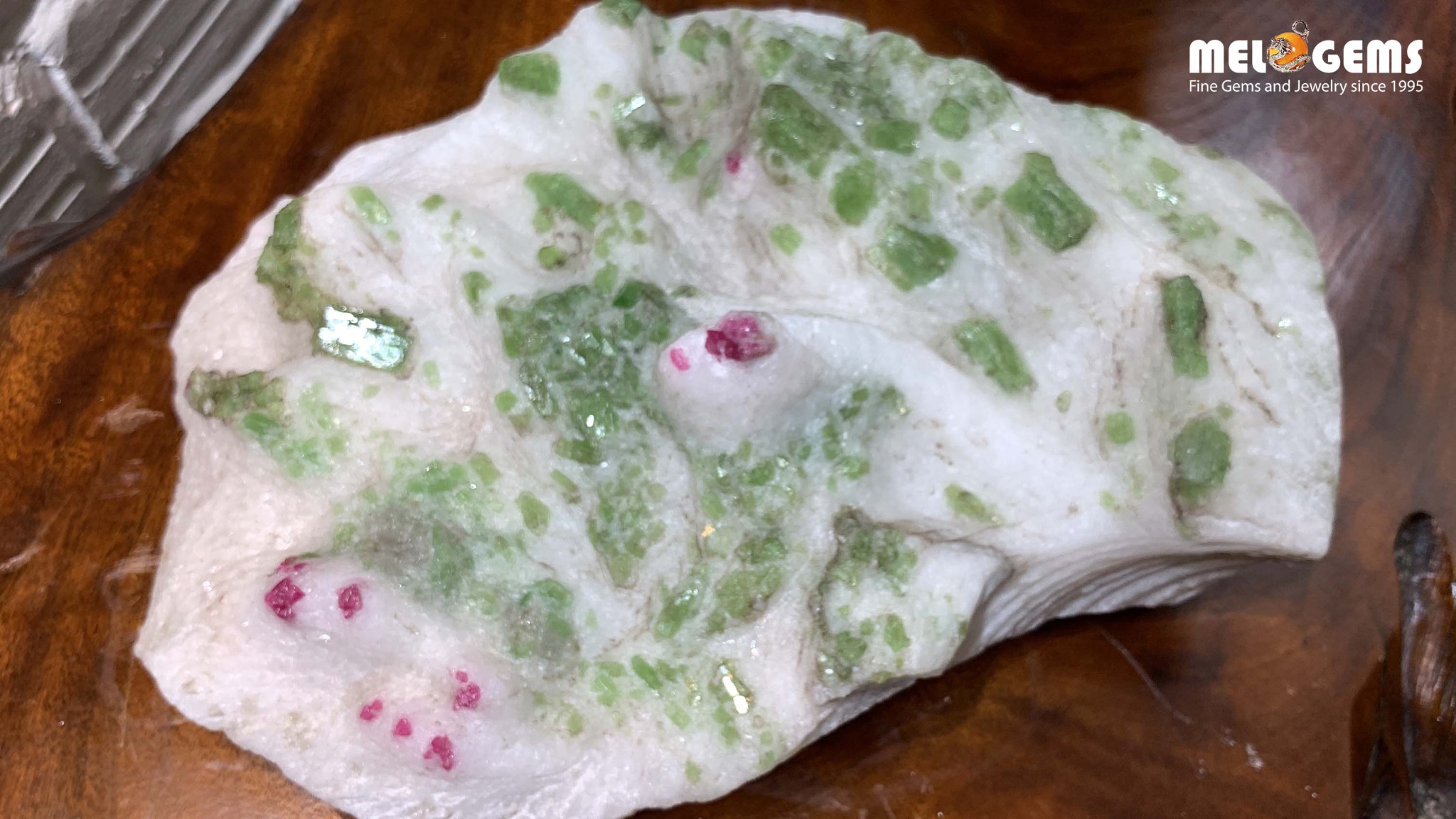 cay_tinh_the_da_ruby_do_va_ngoc_luc_bao_luc_yen_1_2622f96ed5f44b3d92c8a902c3fdb0f8.jpg cay tinh the da ruby do va ngoc luc bao luc yen 1 2622f96ed5f44b3d92c8a902c3fdb0f8