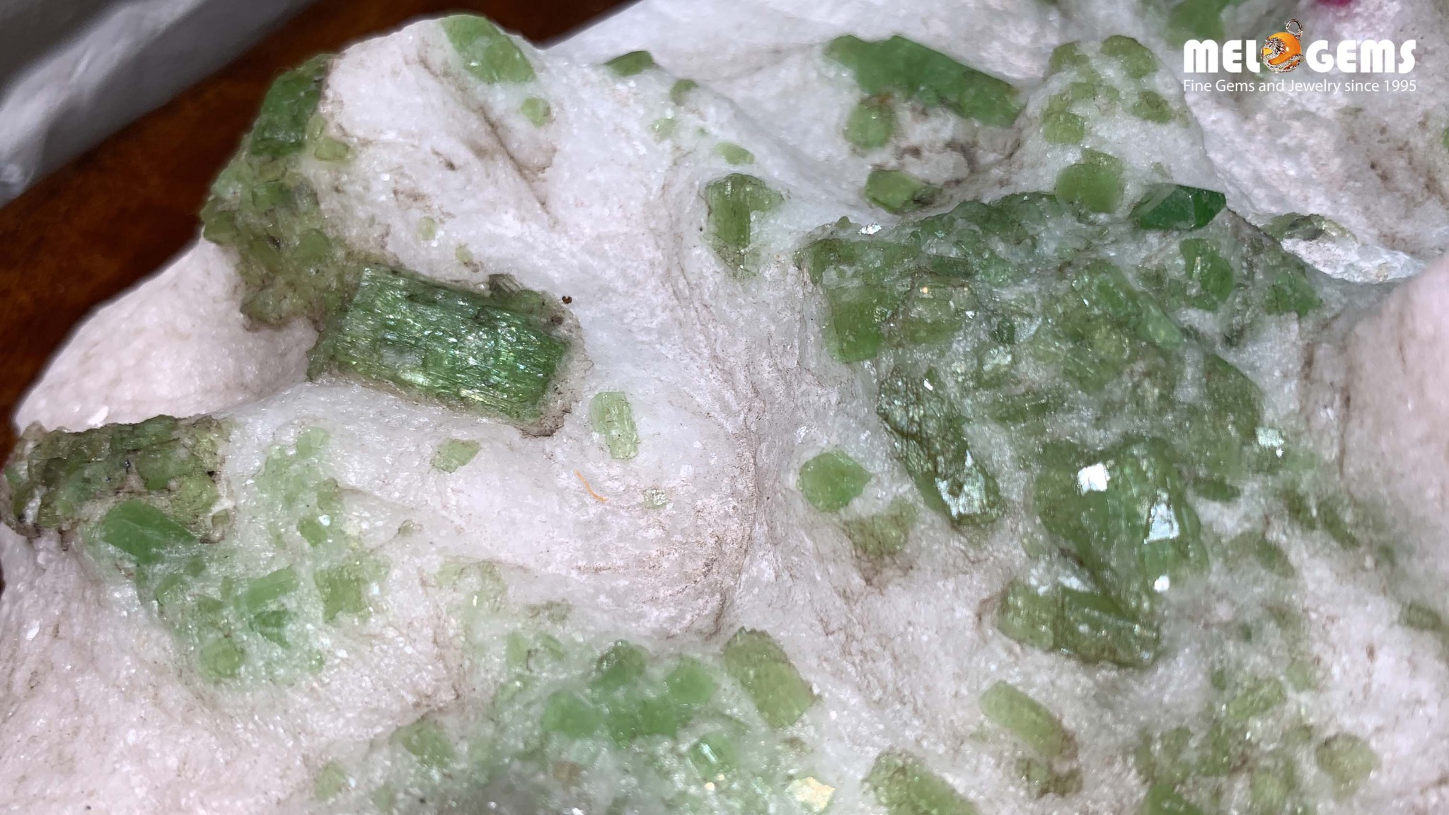 cay_tinh_the_da_ruby_do_va_ngoc_luc_bao_luc_yen_2_5460221fb9844c01a2cbc6230df28314.jpg cay tinh the da ruby do va ngoc luc bao luc yen 2 5460221fb9844c01a2cbc6230df28314