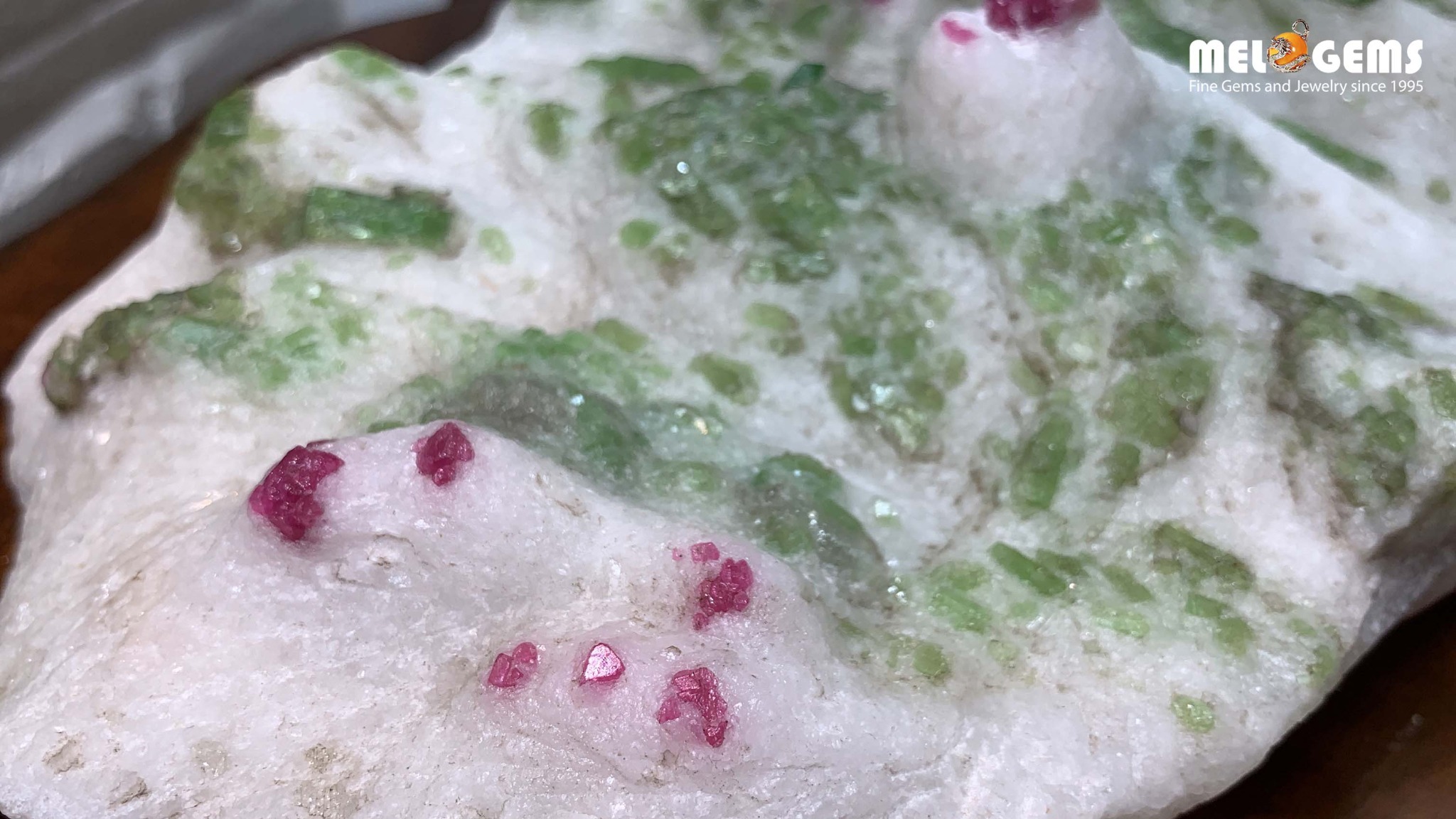 cay_tinh_the_da_ruby_do_va_ngoc_luc_bao_luc_yen_4_25511b4d77154669925da57c51383e12.jpg cay tinh the da ruby do va ngoc luc bao luc yen 4 25511b4d77154669925da57c51383e12