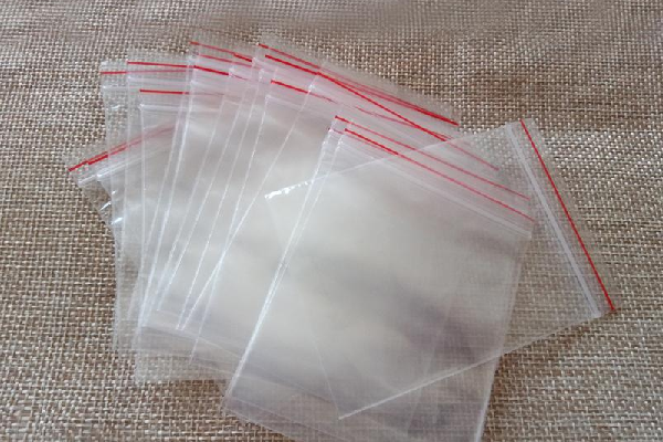 Đựng trang sức bằng các túi zip nhỏ