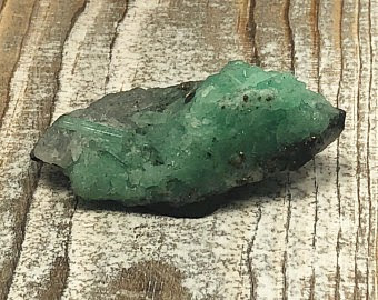 Tinh the emerald chua qua xu ly