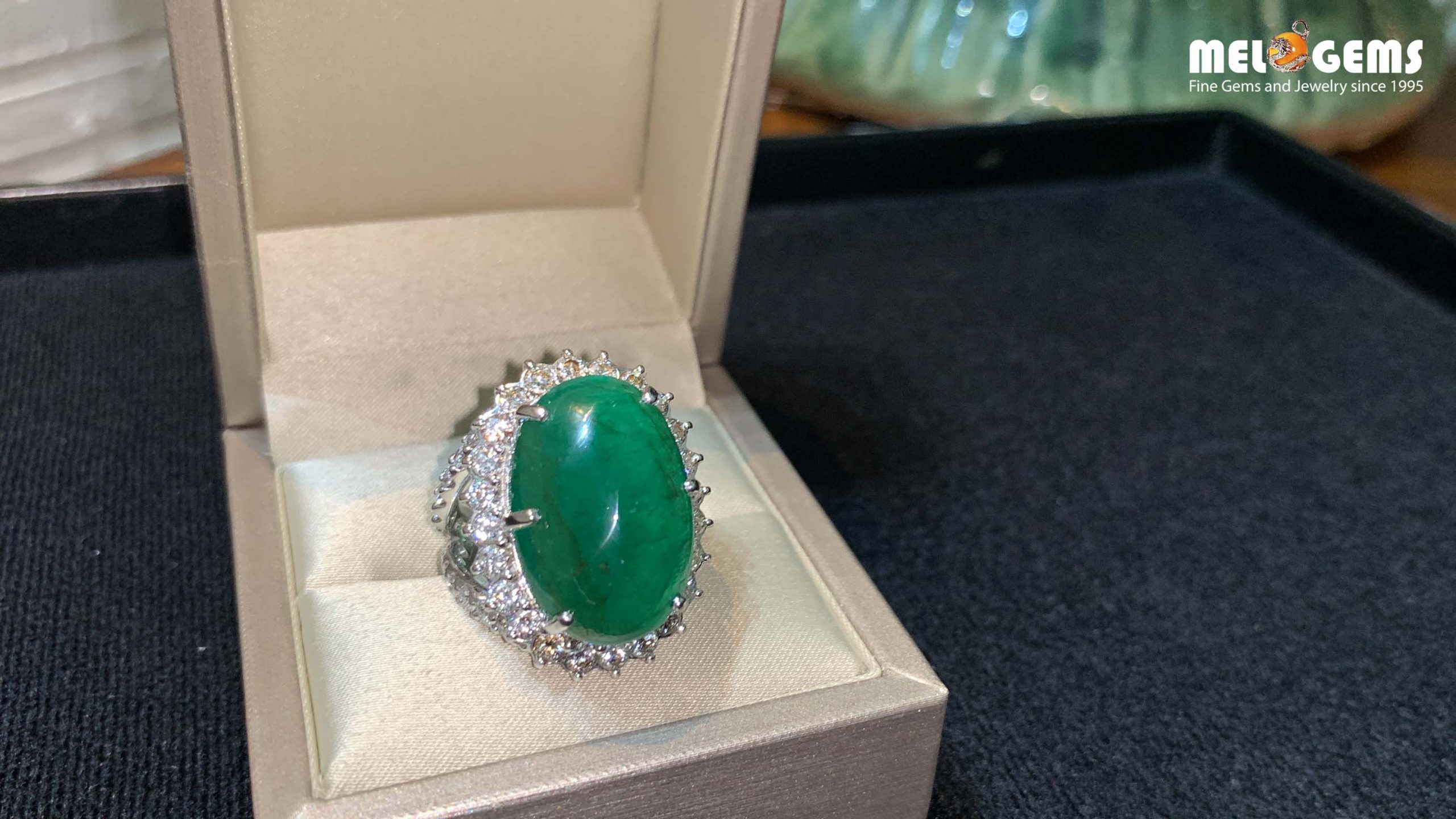 Emerald 18k Gold Ring With Diamonds 3