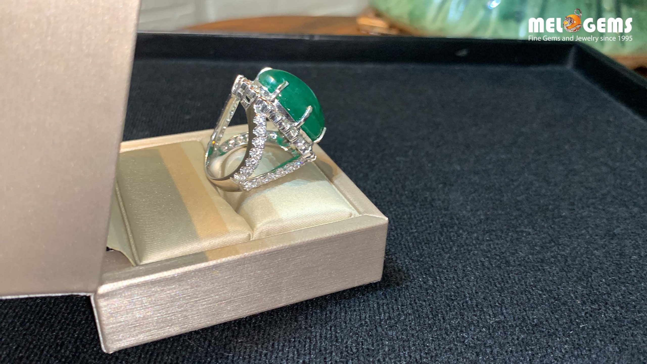 Emerald 18k Gold Ring With Diamonds 6