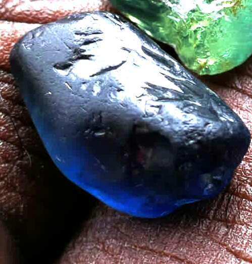 Tinh the sapphire xanh lam