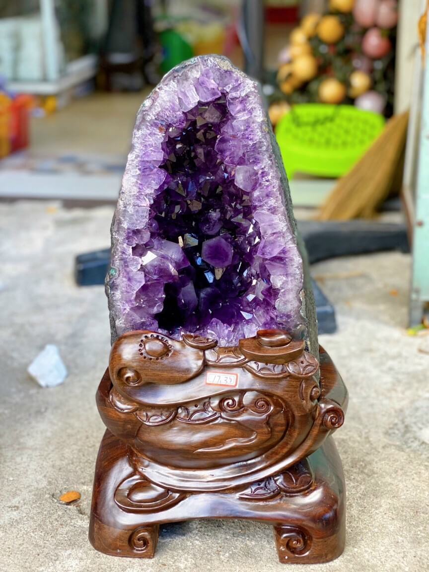 Cách sử dụng hang đá thạch anh tím trong phong thủy 