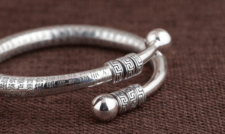 Chiếc vòng làm bằng bạc