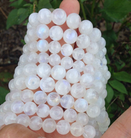 Chiếc vòng làm từ đá mặt trăng