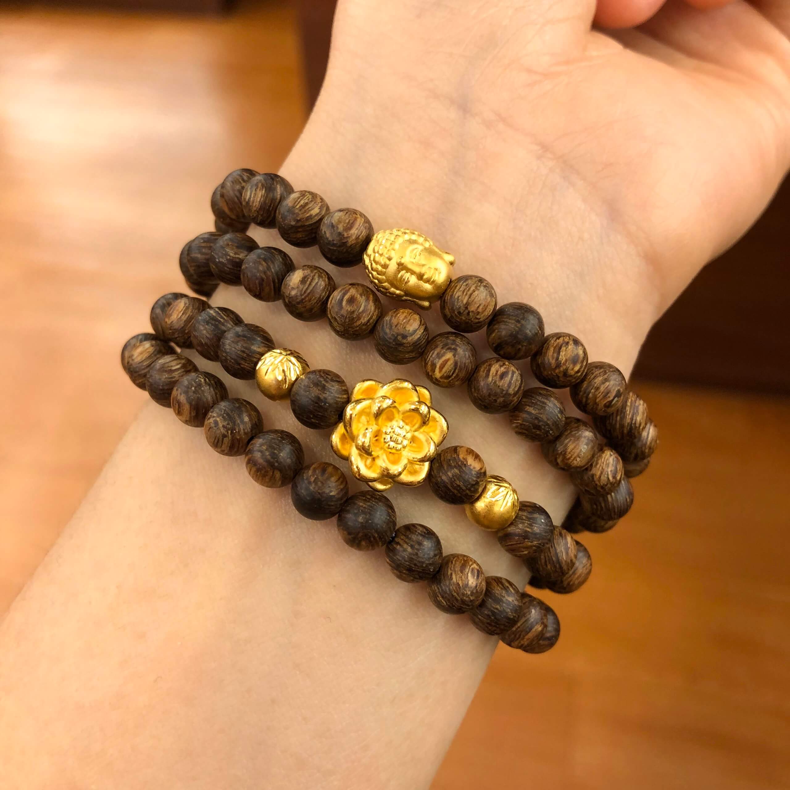 Chiếc vòng làm từ gỗ trầm hương