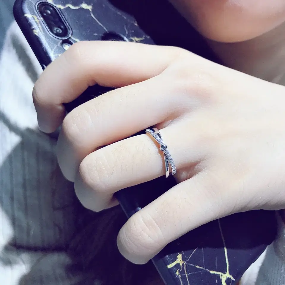 Đeo nhẫn phong thủy ngón áp út