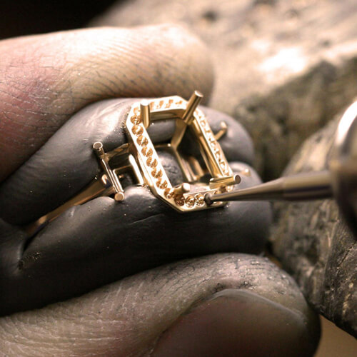 Đội ngũ thợ kim hoàn lành nghề và luôn tận tâm với công việc