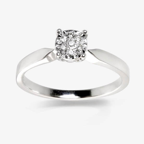 Mẫu nhẫn được trang trí bởi hột xoàn lấp lánh