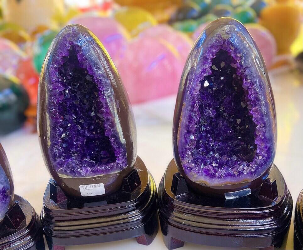 Tác dụng và ý nghĩa phong thủy của hang đá thạch anh tím