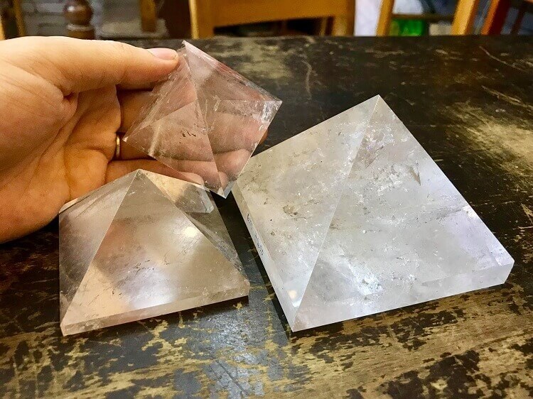 Kim tự tháp thạch anh trắng