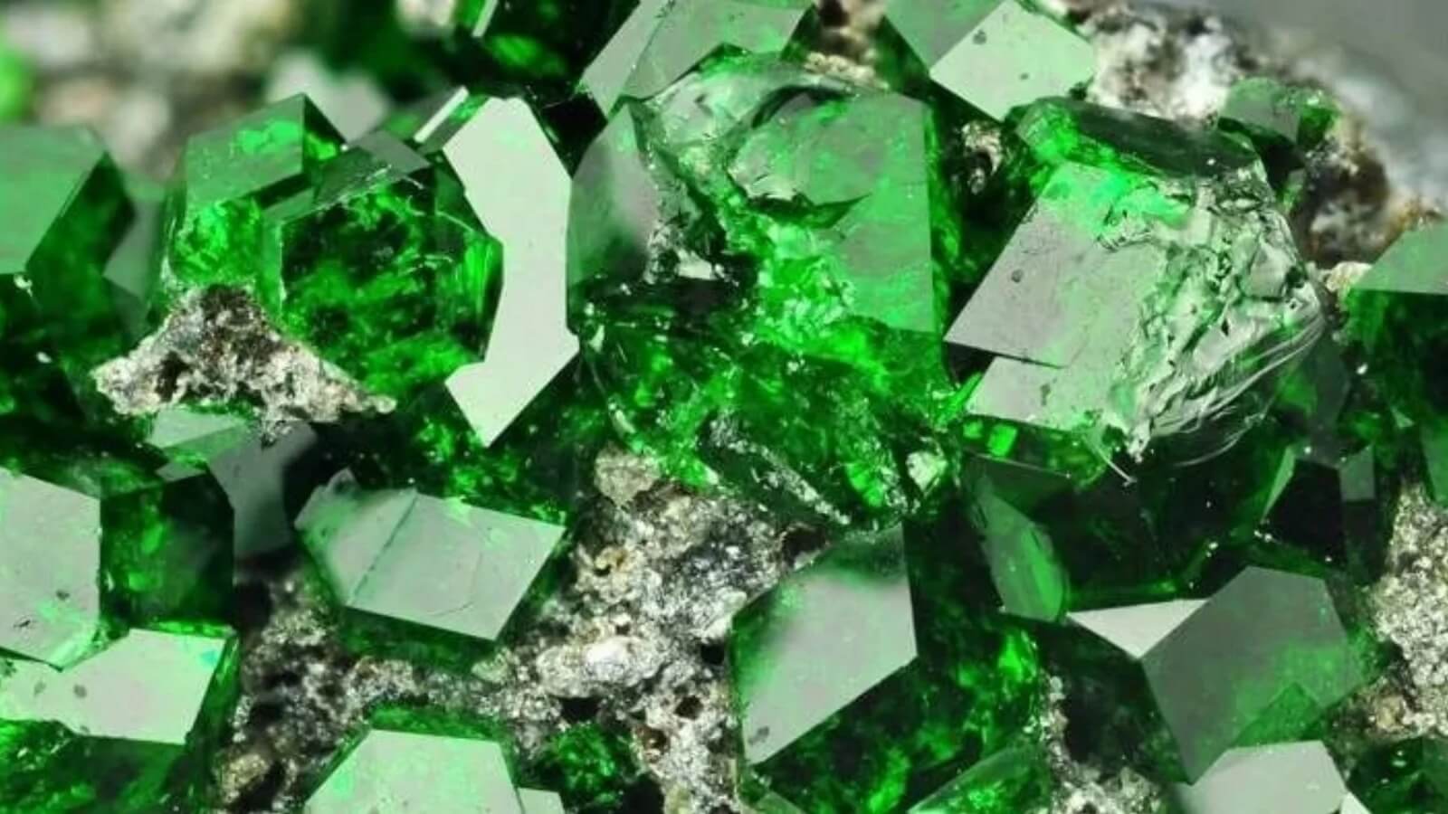 Các loại đá đính trên nhẫn: Ngọc lục bảo