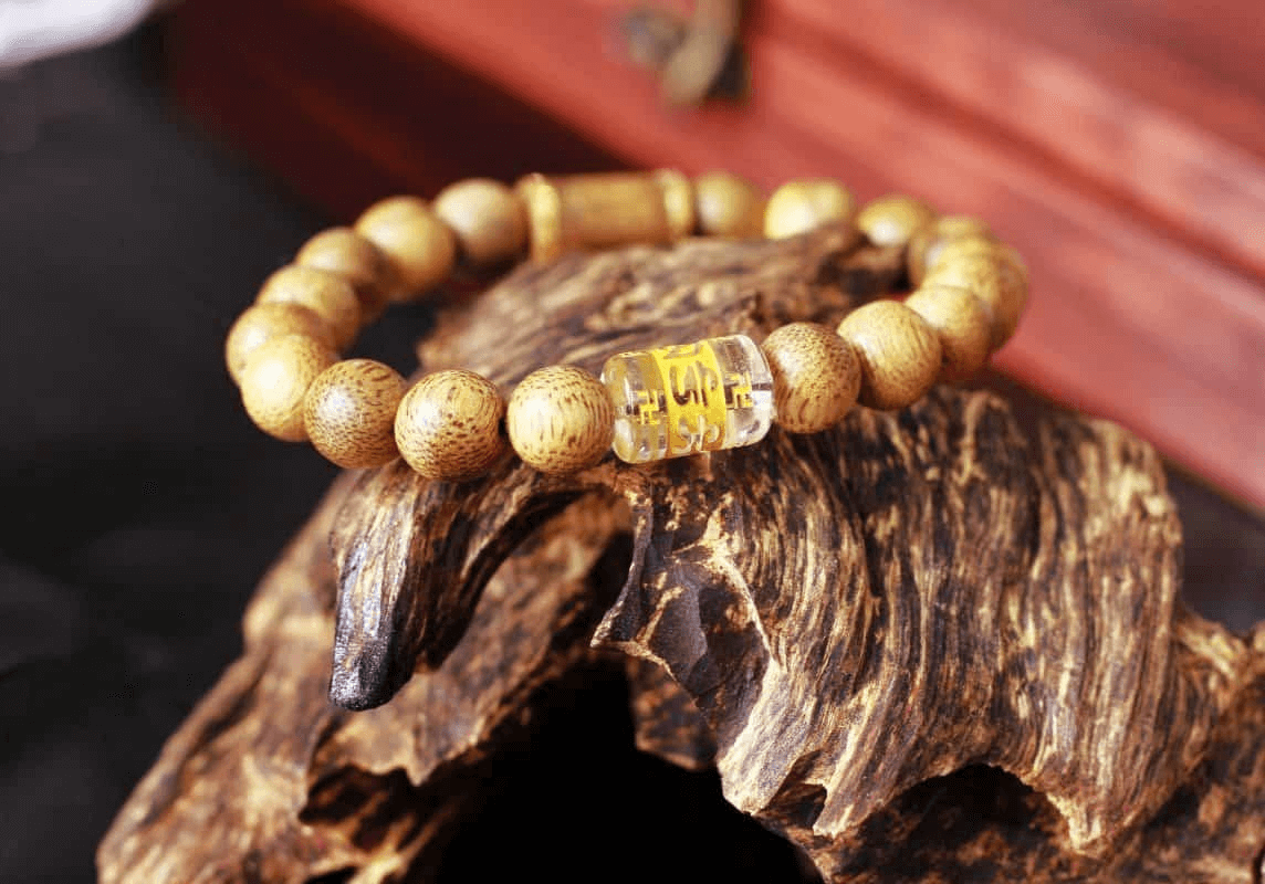 Các mệnh hợp vòng tay trầm hương