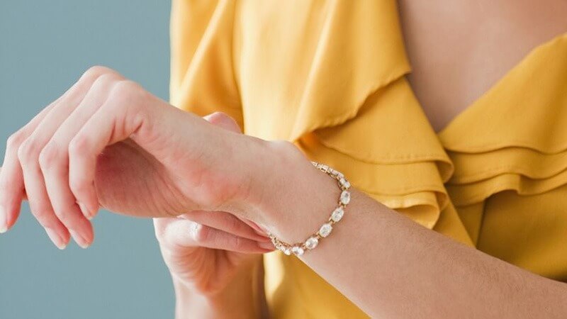 cách tháo vòng đeo tay chật