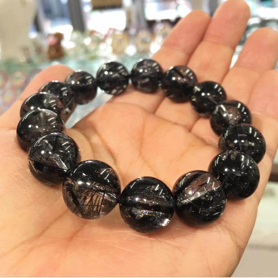 Chọn chất liệu vòng tay phong thuỷ mệnh Thuỷ rất quan trọng