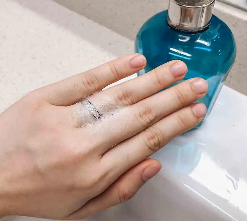 hướng dẫn tháo nhẫn bị chật: dùng xà phòng