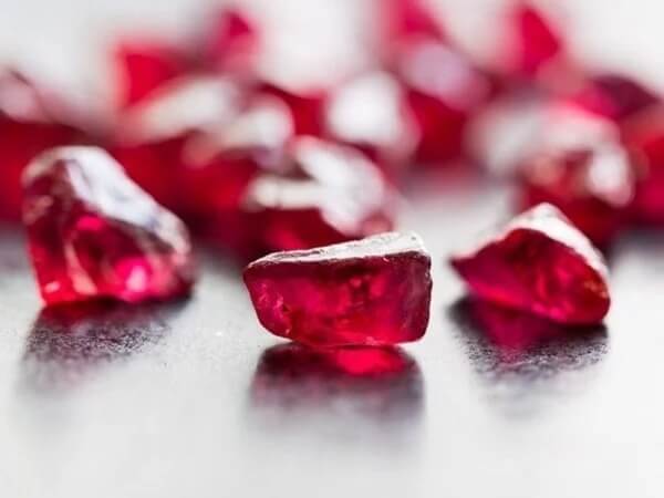 Mệnh hợp với đá Ruby