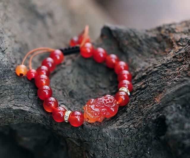 người mệnh hoả đeo vòng tay tỳ hưu 