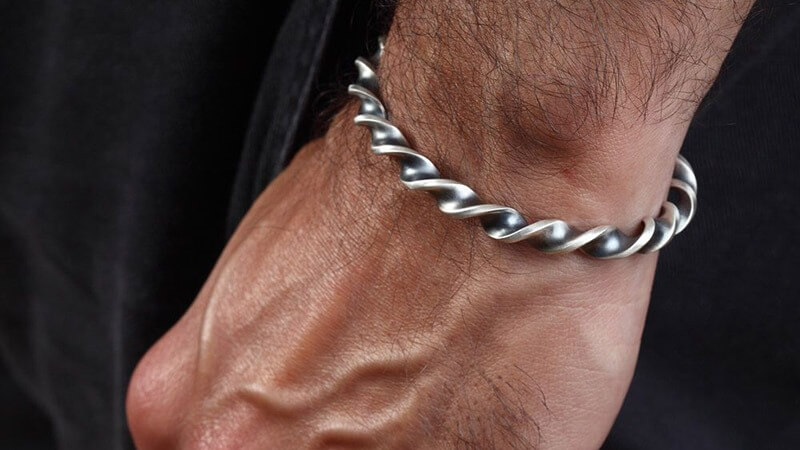 Tác hại khi đeo lắc tay quá chật