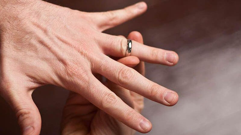 Tại sao nhẫn lại bị chật sau một thời gian đeo dài ?