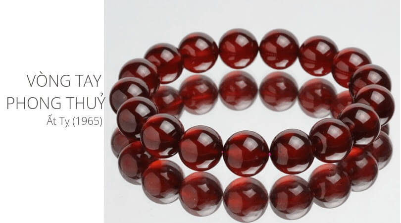 tuổi ất tỵ đeo vòng phong thủy màu gì