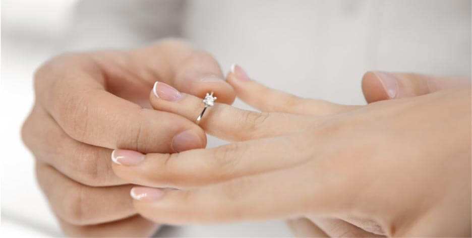 Các cách đo size nhẫn bí mật: Nhờ người đó thử nhẫn với mục đích giúp bạn mua tặng người khác