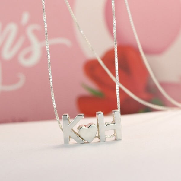 Các kiểu mặt dây chuyền được yêu thích hiện nay: Mặt dây chuyền sử dụng các chữ cái