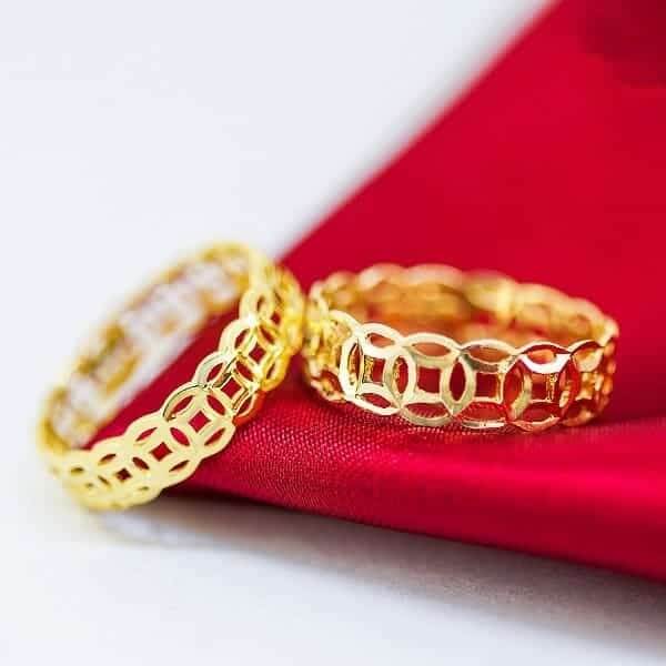 Giá của nhẫn kim tiền