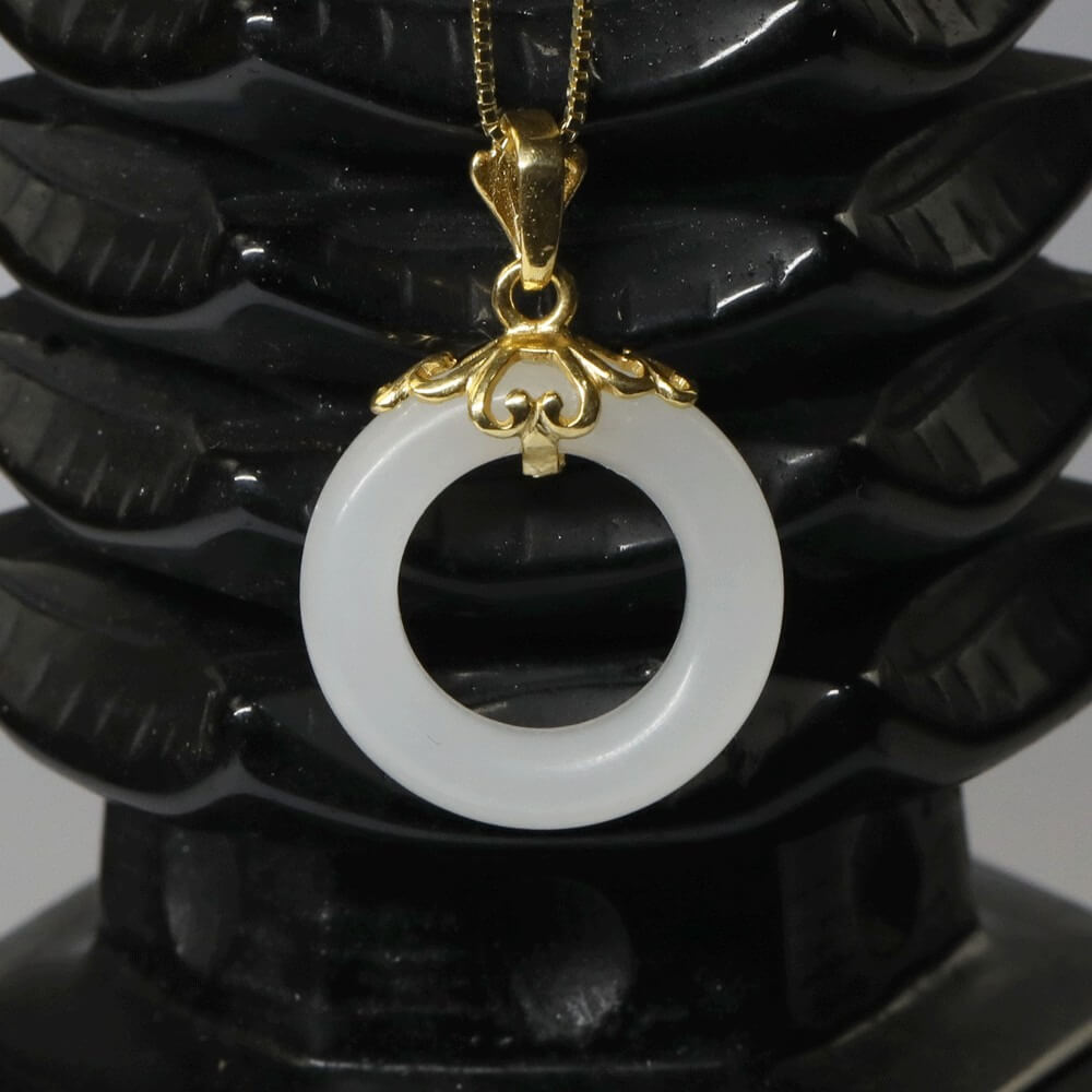 Mặt dây chuyền hợp mệnh Mộc: Mặt dây chuyền mỹ nhân ngọc 