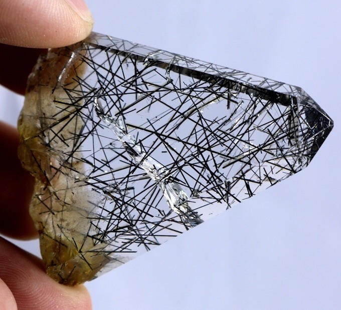 Mệnh Mộc đeo thạch anh tóc màu gì: màu đen