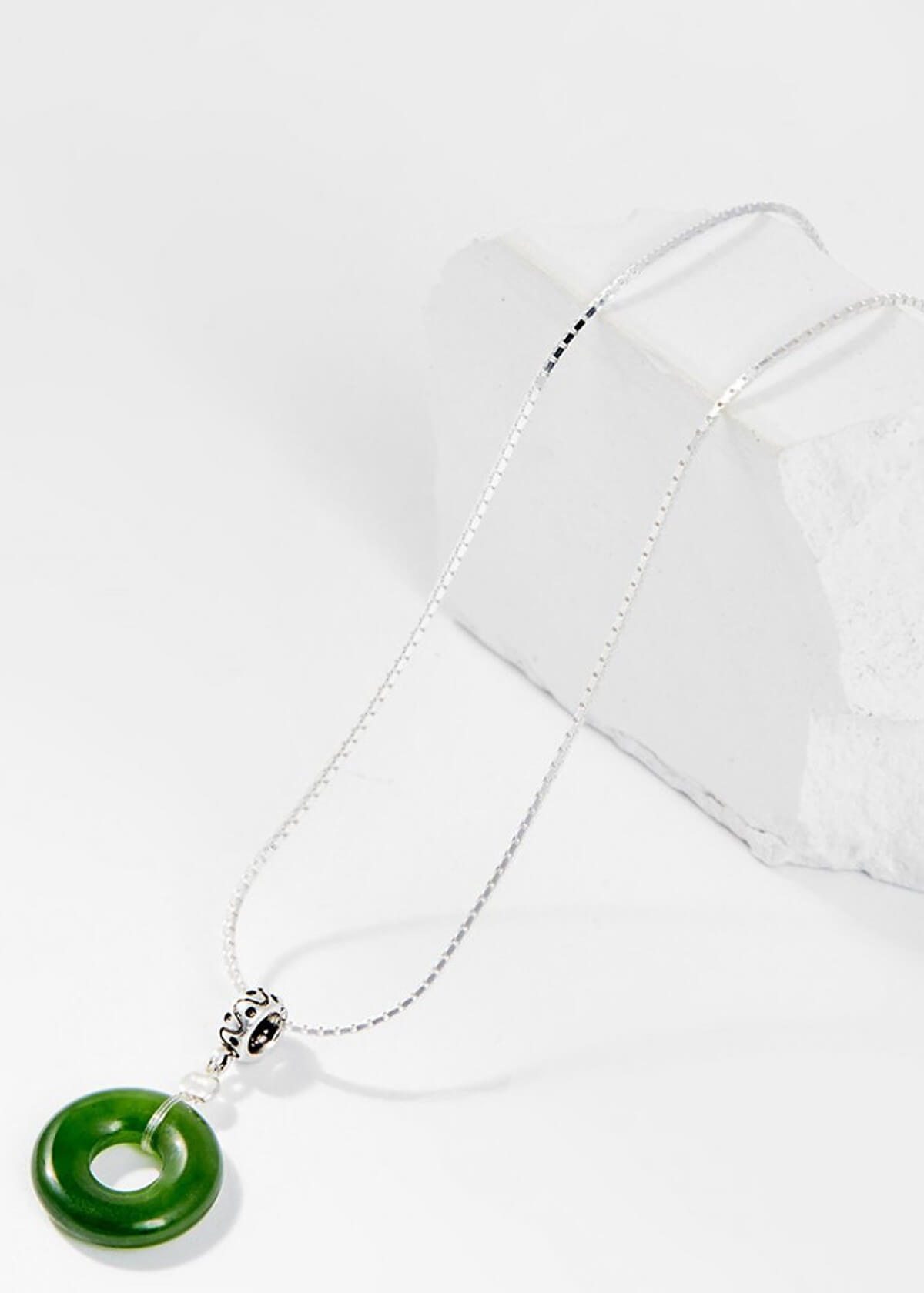 Màu sắc tương sinh mặt dây chuyền phù hợp cho người mệnh Hỏa 