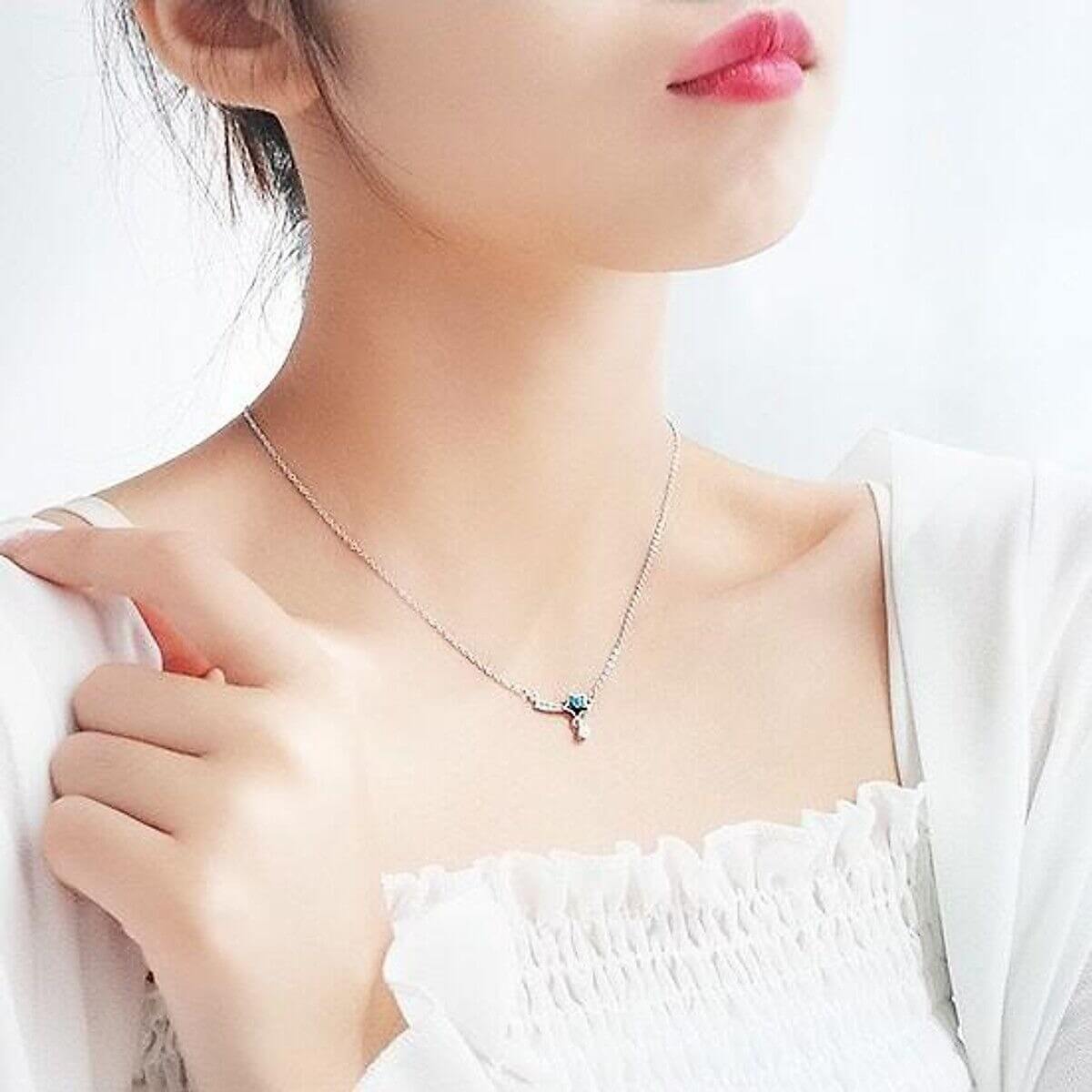 mệnh hoả đeo mặt dây chuyền hình gì