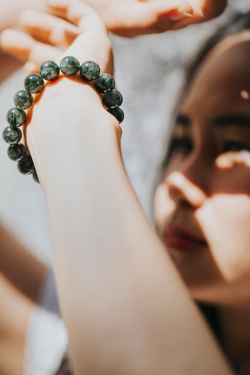 mệnh mộc đeo thạch anh tóc màu gì