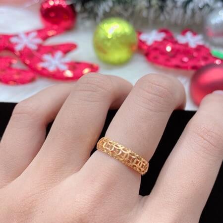 nên đeo nhẫn kim tiền ở ngón nào: đeo nhẫn ngón giữa