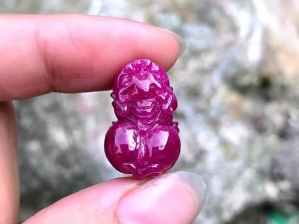 tỳ hưu đá ruby giá bao nhiêu