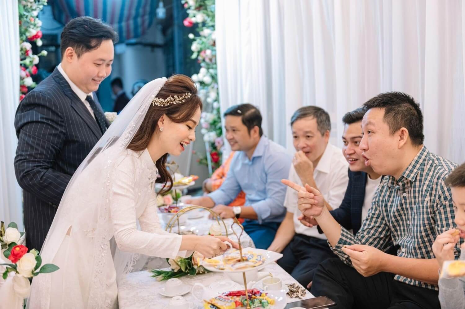 Các trình tự rước dâu giữa hai bên gia đình: Cô dâu cúi chào và ra mắt hai họ