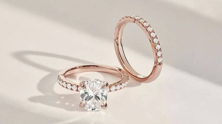 Chiếc nhẫn cầu hôn màu vàng hồng