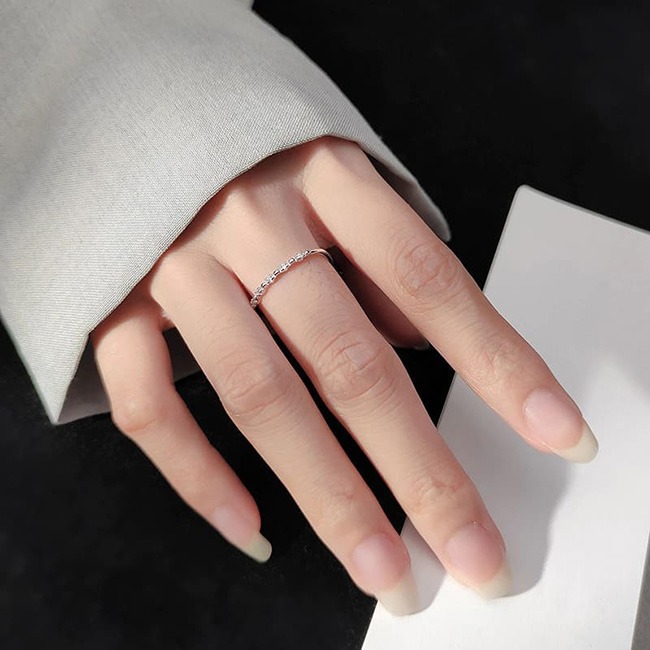 Đeo nhẫn ở giữa ngón tay