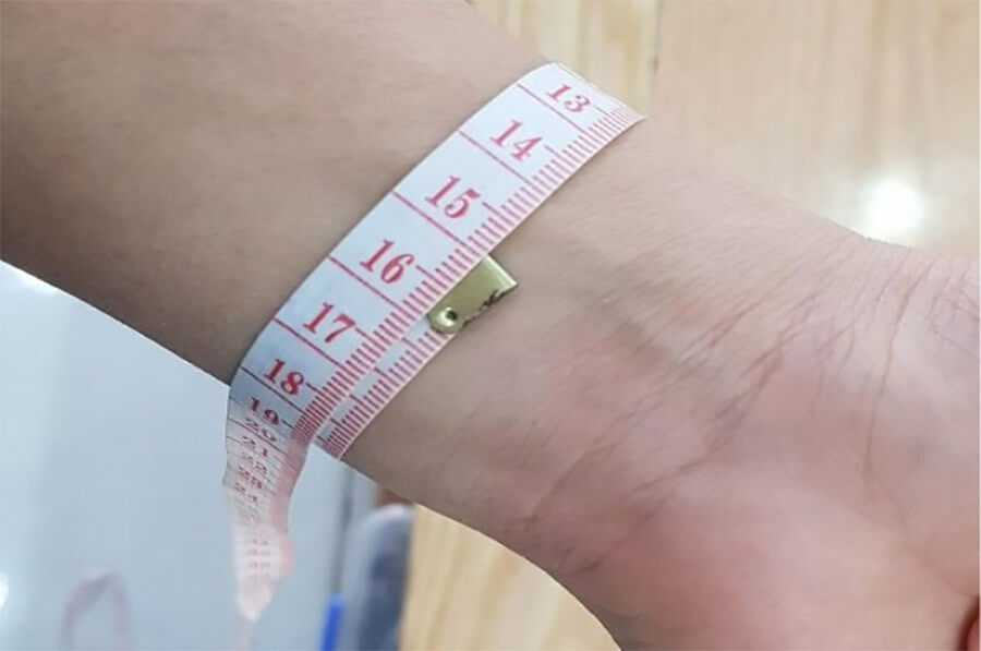 Đo size vòng tay bằng dây, thước dây hay giấy