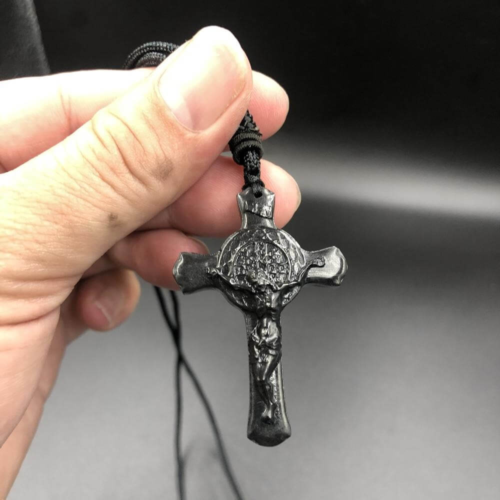 Người không theo đạo có thể đeo Thánh giá không?