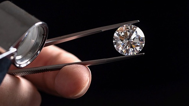 Nhận biết kim cương tổng hợp: Kiểm tra độ trong suốt của chúng