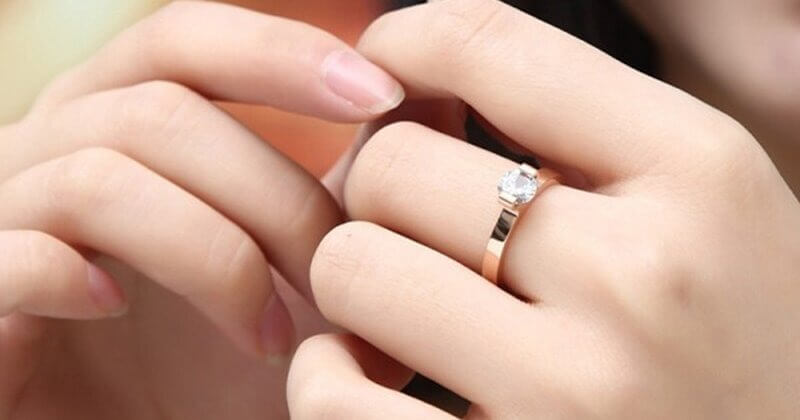 Nhẫn cầu hôn đeo ngón nào là đúng chuẩn?