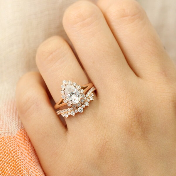 Nhẫn đính hôn kim cương giác cắt fancy (fancy cuts/ shapes)