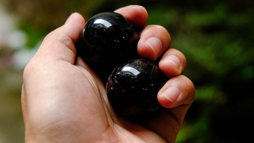 Sinh năm 1982 hợp đá màu gì: Viên đá Olic màu đen