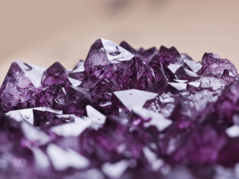 Tác dụng của thạch anh tím: Thu hút tiền tài